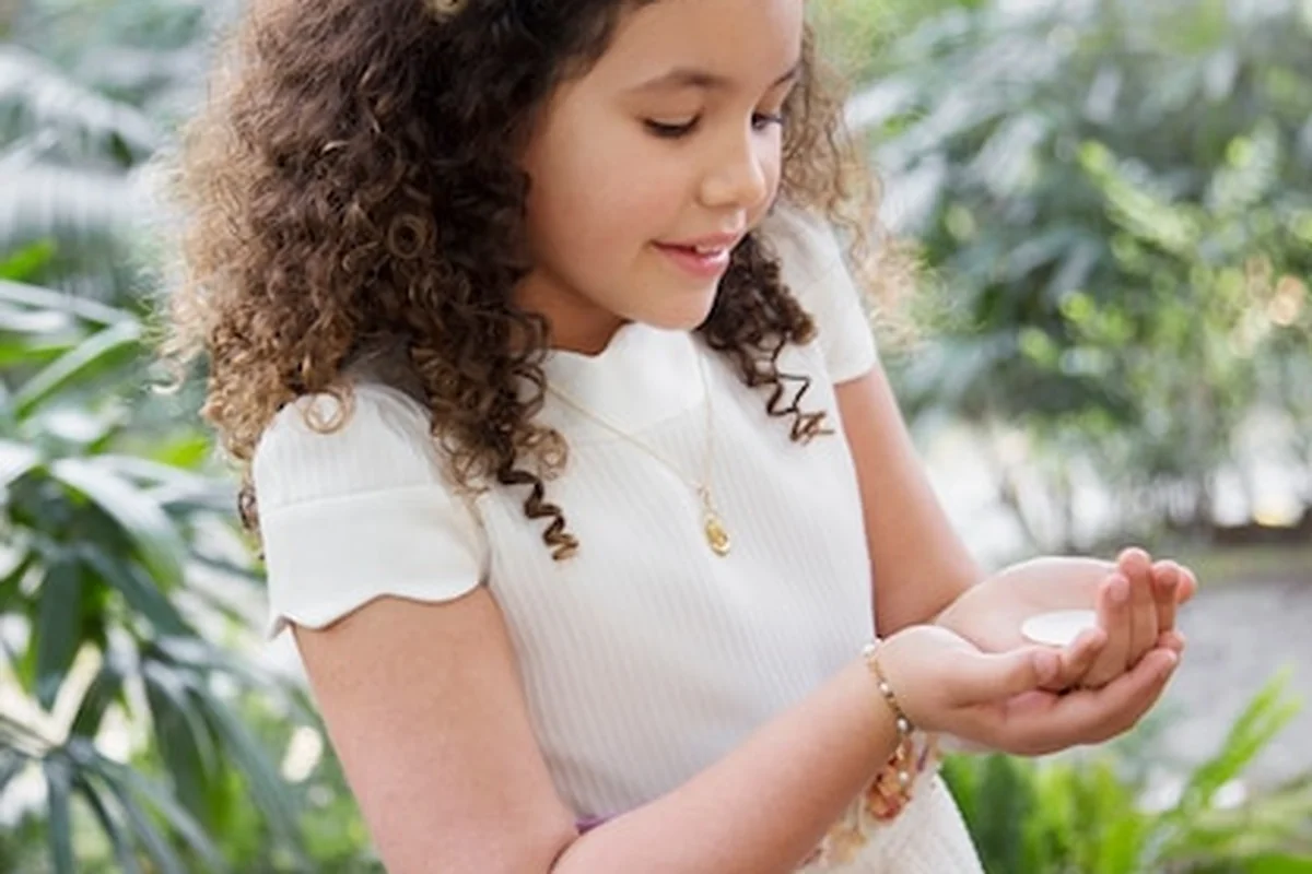 Portret dziecka przygotowującego się do pierwszej komunii