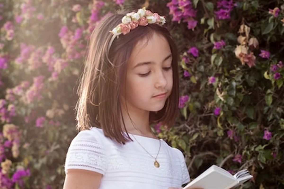 Portret dziecka przygotowującego się do pierwszej komunii