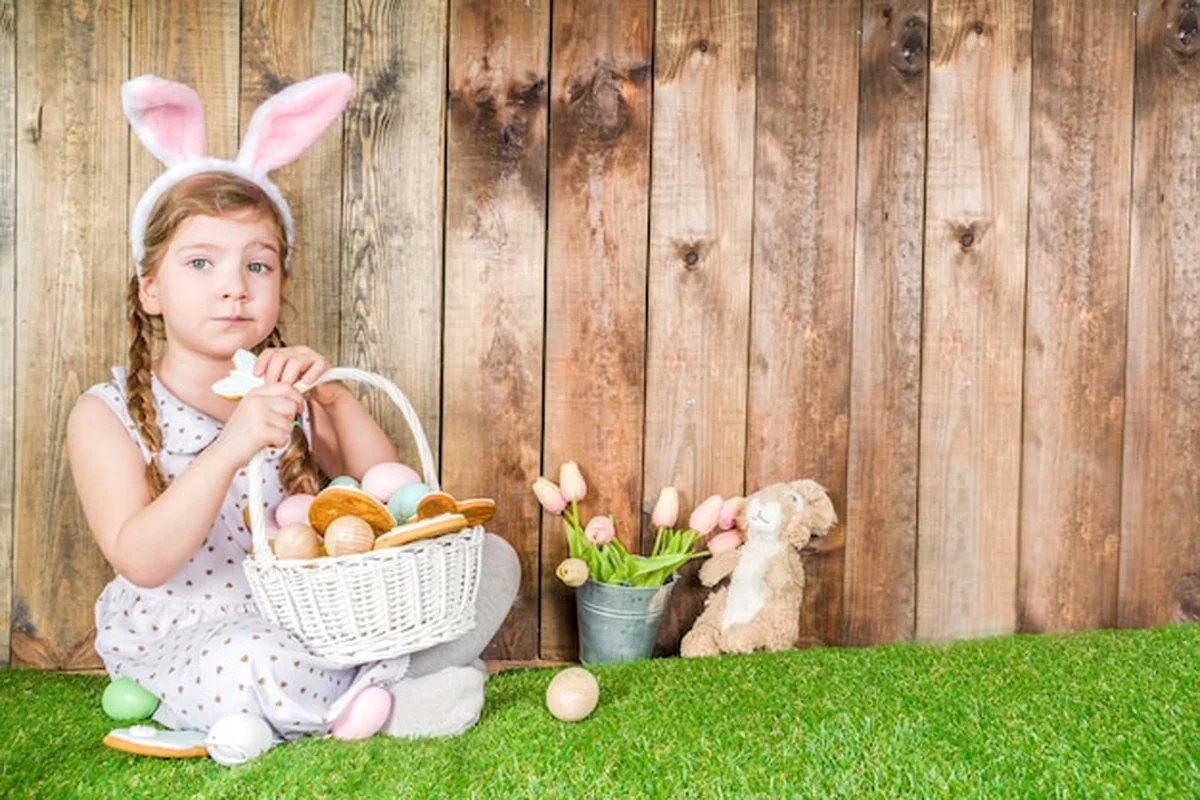 Mała dziewczynka z króliczymi uszkami wielkanocnymi