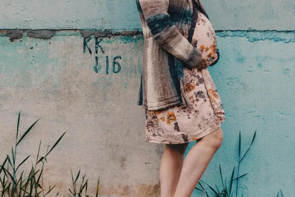 Read more about the article Sesja ciążowa (brzuszkowa) w plenerze – co warto wiedzieć?