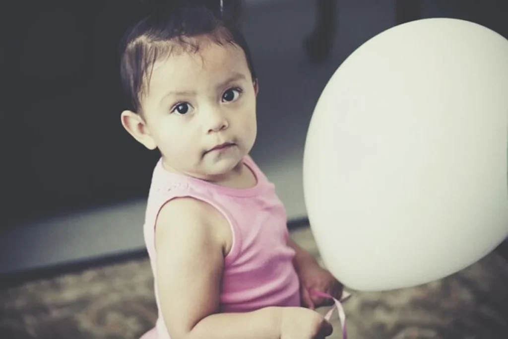 Read more about the article Sesja na roczek w domu – udana sesja zdjęciowa malucha!