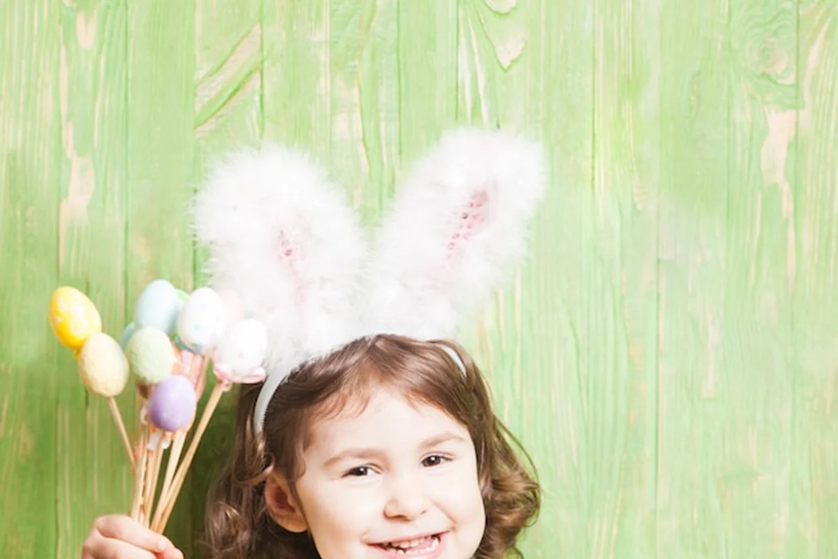 Dziewczyna z uszami królika i małymi jajkami